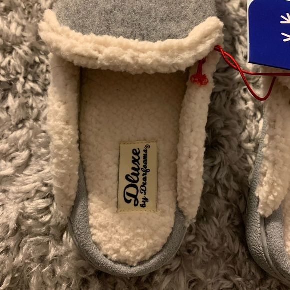 NWT - KIDS || DELUXE DearFoam Gray and White Fluffy Slippers Memory Foam - Picture 5 of 5
